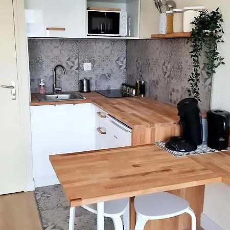 Studio Cabine Refait A Neuf A 3 Minutes A Pied De La Plage Apartment